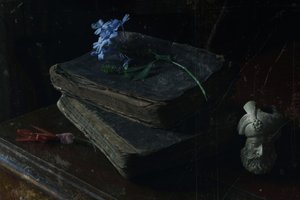 Antike Bücher und blaue Blüten