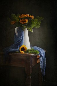 Stimmungsvolle Sonnenblume Stillleben von Ramiz Sahin