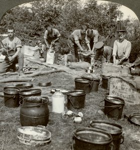 Armeeköche bereiten eine Mahlzeit vor, Erster Weltkrieg, 1914-1918 von Realistic Travels Publishers