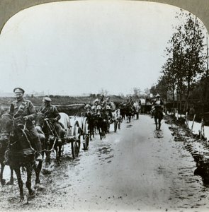 Artillerie bahnt sich ihren Weg durch den Schlamm nach Gommecourt, Frankreich, Erster Weltkrieg, ca. 1914-1918 von Realistic Travels Publishers