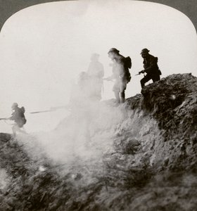 Britische Soldaten rücken unter Deckung von Gas und Rauch vor, Frankreich, Erster Weltkrieg, 1916 von Realistic Travels Publishers