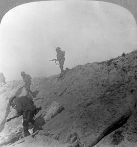 Britische Truppen rücken durch Gas vor, Passchendaele, Ypern, Belgien, Erster Weltkrieg, ca. 1914-1918 von Realistic Travels Publishers