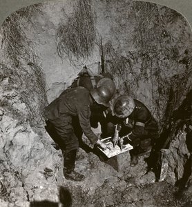 Gefangener deutscher Soldat gibt seinen Fängern Informationen, Erster Weltkrieg, 1914-1918