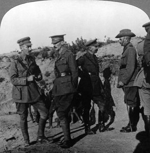 Lord Kitchener überprüft die Lage in Gallipolli mit ANZAC-Offizieren, Erster Weltkrieg, 1915-1916 von Realistic Travels Publishers