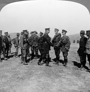 Lord Kitchener lobt die Truppen für ihre Angriffe auf die Dardanellen, Erster Weltkrieg, 1915-1916 von Realistic Travels Publishers