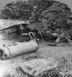 Zerschmetterte Überreste einer unglücklichen Haubitze, die von einem direkten deutschen Treffer zerstört wurde, Erster Weltkrieg, um 1914-1918