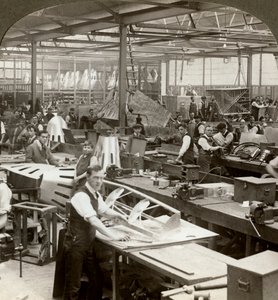 Blechbearbeiter in einer Flugzeugfabrik, Erster Weltkrieg, 1914-1918 von Realistic Travels Publishers