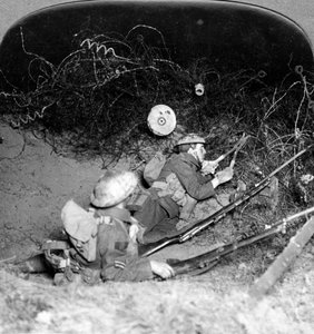Soldaten durchschneiden Stacheldrahtverteidigungen, Oppy, Frankreich, Erster Weltkrieg, 1914-1918 von Realistic Travels Publishers