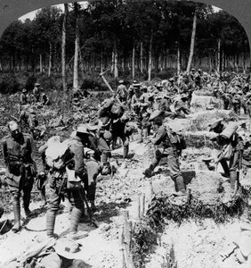 Soldaten graben Schützengräben, Erster Weltkrieg, 1914-1918 von Realistic Travels Publishers
