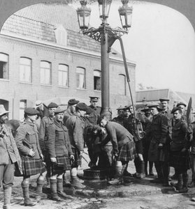 Soldaten füllen ihre Wasserflaschen an der Stadtpumpe La Gorgue, Frankreich, Erster Weltkrieg, um 1914-1918 von Realistic Travels Publishers