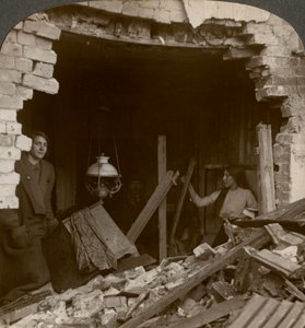 Der Schaden durch eine deutsche Zeppelinbombe, Erster Weltkrieg, 1914-1918 von Realistic Travels Publishers