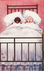 Schwarze und weiße Kinder im Bett