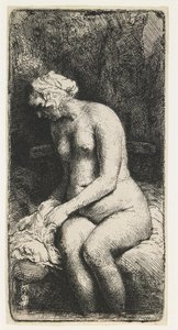 Frau, die ihre Füße an einem Bach badet