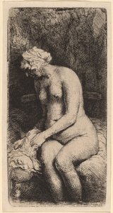 Nackte auf einer Bank mit Kissen sitzend (Frau badet ihre Füße an einem Bach)
