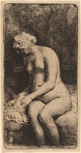 Nackte auf einer Bank mit einem Kissen (Frau, die ihre Füße an einem Bach badet)