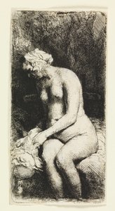 Frau, die ihre Füße an einem Bach badet