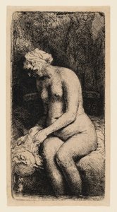 Frau badet ihre Füße an einem Bach
