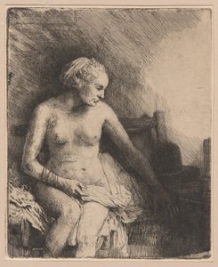 Frau beim Bad mit einem Hut neben ihr