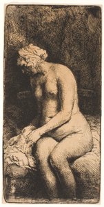 Frau, die ihre Füße an einem Bach badet