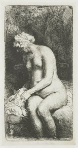 Frau, die ihre Füße an einem Bach badet
