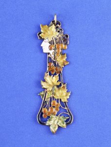 Ein Lalique-Anhänger, geformt als Kopf eines Art Nouveau-Mädchens im Profil, ca. 1900 von Rene Jules Lalique