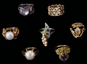 Gold-, Silber- und Kupferringe mit Emaille, Opal, Perlen, Amethysten und Brillanten