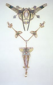 Haarschmuck von Lalique und Anhänger von Philippe Wolfers von Rene Jules Lalique