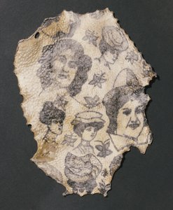 Menschliche Haut tätowiert mit Frauenköpfen und Schmetterlingen, Französisch von John Pardon
