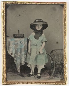 Porträt eines Mädchens, das einen Reifen an einem Tisch hält, ca. 1840-1890