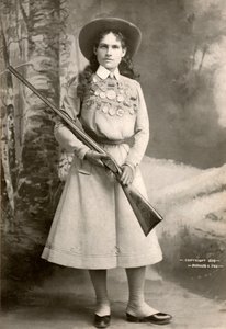 Annie Oakley mit einem Gewehr