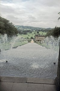 Chatsworth House vom oberen Ende des Wasserfalls, Derbyshire, ca. 1980er Jahre von Richard Williams