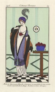 Robe de charmeuse blanche à tunique de mousseline de soie violette brodée de vert bordée de skungs. Manteau de velours étrusque, aus Costumes Parisiens, veröffentlicht 1913
