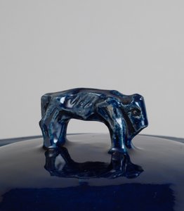 Blau glasierte Deckelterrine mit Griff in Form eines Bisons oder chinesischen Löwen, ca. 1915 (kobaltblau glasierte Irdenware, formgefertigt) von Roger Eliot Fry