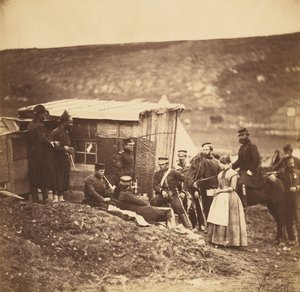 Lager der 4. Dragonergarde, gesellige Runde, Franzosen und Engländer von Roger Fenton