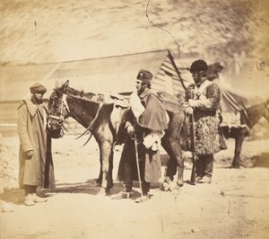 Hauptmann Burnaby, Grenadiergarde und nubischer Diener von Roger Fenton