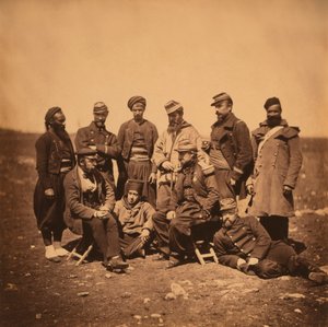 Französischer General Cisse und Gruppe von Offizieren und Soldaten, Porträt in verschiedenen Uniformstilen; ein Zuave steht links, Krimkrieg, Krim, Ukraine von Roger Fenton