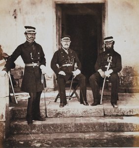 Generalmajor Henry Frederik Lockyer und zwei seiner Mitarbeiter, aus einem Album mit 52 Fotografien im Zusammenhang mit dem Krimkrieg, 1855