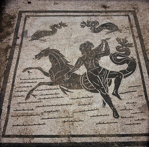 Antikes Ostia. Platz der Korporationen. Mosaik der Seefahrerkorporation von Sabratha. Eine Nymphe und ein Meeresross. von Roman