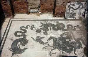 Antikes Ostia. Platz der Korporationen. Mosaik der Sabratha-Seefahrerkorporation. Neptunbäder von Roman