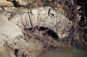 Antikes Rom, archaische Periode: Blick von der Mündung der Cloaca Maxima (Cloaca Massima oder Cloaque Maxime), Abwasserkanal beginnt unter Tarquinius dem Älteren und endet unter Tarquinius dem Stolzen. 6. Jahrhundert v. Chr.