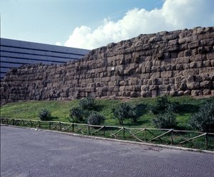 Antikes Rom, archaische Periode: Blick auf die Ruinen der Servianischen Mauer, erstes Gehege der Stadt Rom, gebaut unter König Servius Tullius. 6. Jahrhundert v. Chr. von Roman