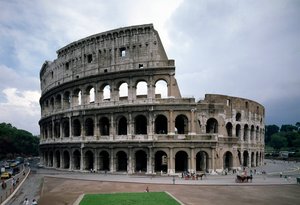 Außenansicht des Kolosseums, erbaut zwischen 70 und 80 von Roman