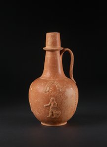 Krug mit aufgebrachter Dekoration von Mann, Vogel, Palmen und Girlanden, Nordafrika