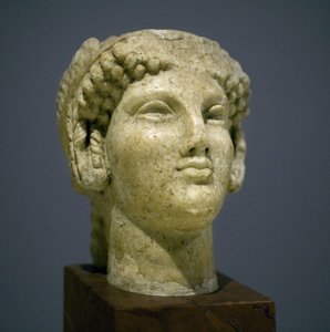 Mädchenkopf (Kore), Skulptur der römisch-hellenistischen Periode (3. 2. Jahrhundert nach unserer Zeitrechnung), sehr ausdrucksstarkes Gesicht, hervorstehende Wangenknochen nach Osten, Lächeln, lockiges Haar, archaischer Stil von Ionien im 6. Jahrhundert vo