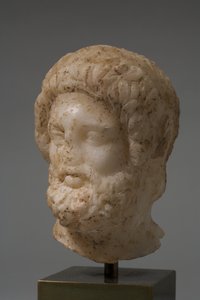 Kopf eines Gottes (Marmor)