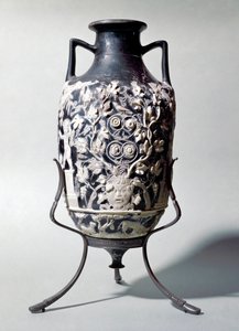 Kleine Amphore, genannt Blaue Vase, zeigt eine dionysische Szene