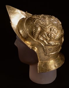 Paradehelm, der Cupidos in einem Wagenrennen darstellt, aus dem römischen Standort in Newstead, Melrose, spätes 1. Jahrhundert n. Chr.