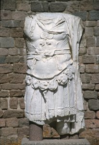 Überreste einer Statue von Kaiser Hadrian