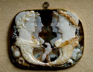 Römische Kunst: Onyx-Kamee (Gemma Claudia) mit Darstellungen der kaiserlichen Paare Claudius und Agrippina die Jüngere sowie Germanicus