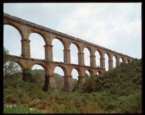 Römische Kunst: Blick auf das Aquädukt von Tarragona (Aquädukt von Ferreres oder Pont du Diable) 1. Jahrhundert, Spanien. von Roman